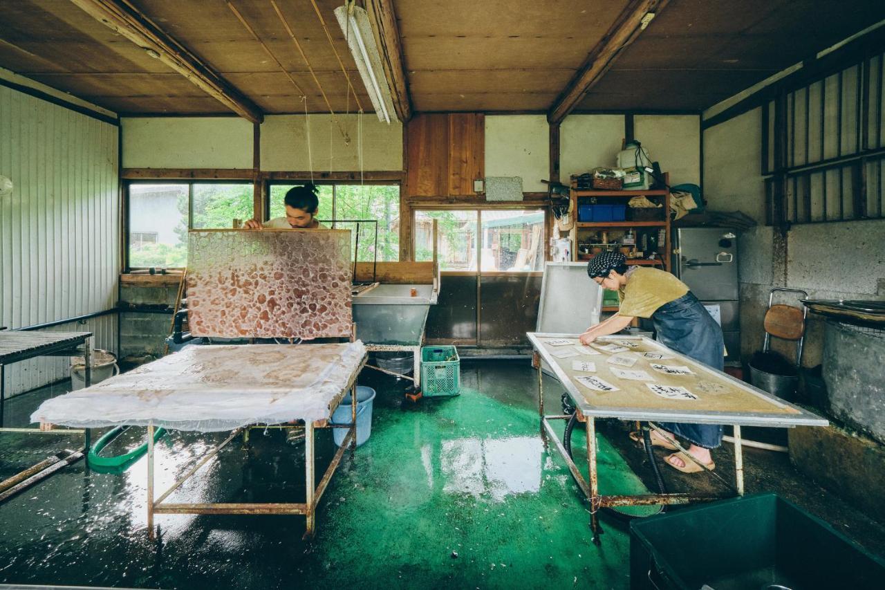 和紙にまみれるワラビーランド Farm stay Mino